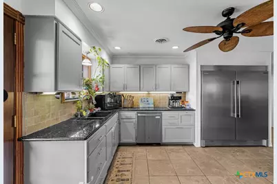 404 Glen Oaks Ln, Cuero, TX 77954 - Photo 9