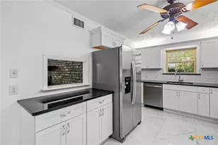 608 Berwick St, Victoria, TX 77904 - Photo 3