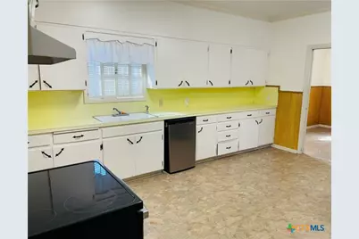 302 W French Street, Cuero, TX 77954 - Photo 5