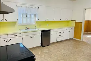 302 W French St, Cuero, TX 77954 - Photo 5