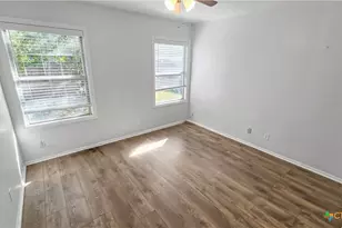 1717 E Mesquite Ln, Victoria, TX 77901 - Photo 11