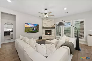 422 Bridle Trl, New Braunfels, TX 78132 - Photo 7