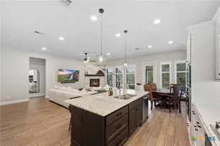 422 Bridle Trl, New Braunfels, TX 78132 - Photo 11