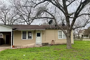 102 Clark St, Yoakum, TX 77995 - Photo 5