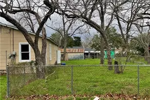 102 Clark St, Yoakum, TX 77995 - Photo 3