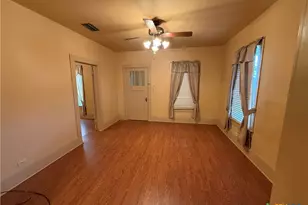 209 Rose St, Yoakum, TX 77995 - Photo 7
