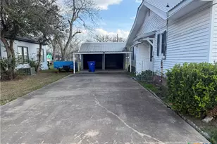 209 Rose St, Yoakum, TX 77995 - Photo 3