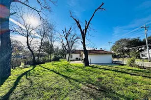 904 Bismark St, Seguin, TX 78155 - Photo 9