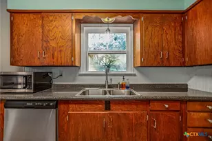 535 Travis St, Port Lavaca, TX 77979 - Photo 9