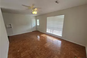 702 E Anaqua Ave, Victoria, TX 77901 - Photo 9