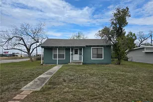 702 E Anaqua Ave, Victoria, TX 77901 - Photo 1