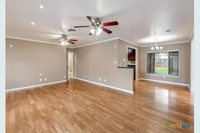 953 E Cedar Street, Seguin, TX 78155 - Photo 9