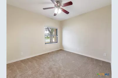 953 E Cedar Street, Seguin, TX 78155 - Photo 17