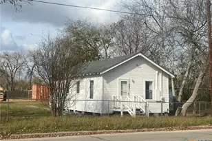 327 W Main St, Port Lavaca, TX 77979 - Photo 11