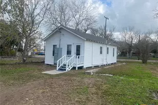 327 W Main St, Port Lavaca, TX 77979 - Photo 1