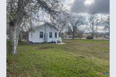 327 W Main Street, Port Lavaca, TX 77979 - Photo 3