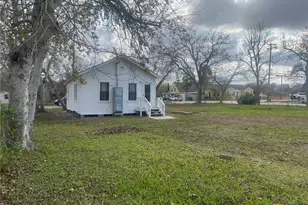327 W Main St, Port Lavaca, TX 77979 - Photo 3