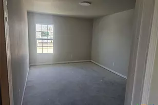 810 E 6th St, Nixon, TX 78140 - Photo 3