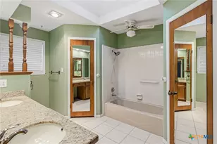 201 Laguna Dr, Victoria, TX 77904 - Photo 15