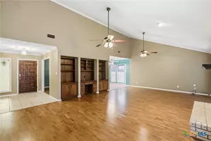 201 Laguna Dr, Victoria, TX 77904 - Photo 5