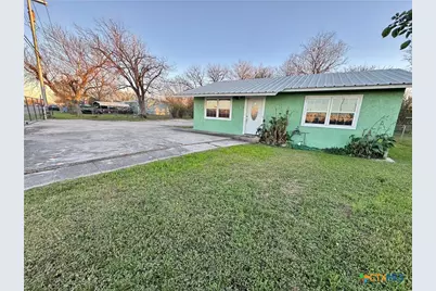 957 W New Braunfels Street, Seguin, TX 78155 - Photo 1