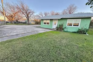 957 W New Braunfels St, Seguin, TX 78155 - Photo 1