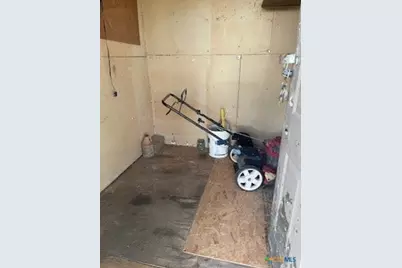 957 W New Braunfels Street, Seguin, TX 78155 - Photo 17