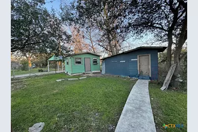 957 W New Braunfels Street, Seguin, TX 78155 - Photo 15