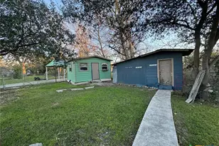 957 W New Braunfels St, Seguin, TX 78155 - Photo 15