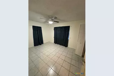 957 W New Braunfels Street, Seguin, TX 78155 - Photo 11