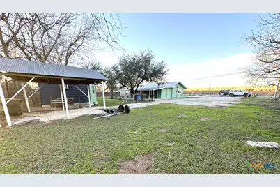 957 W New Braunfels Street, Seguin, TX 78155 - Photo 19