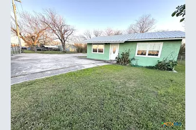 957 W New Braunfels Street, Seguin, TX 78155 - Photo 13