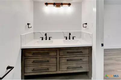 445 Lakeshore Drive, Victoria, TX 77905 - Photo 17