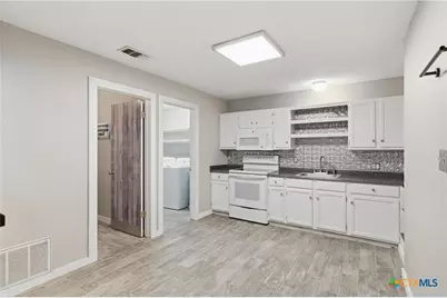 332 W Klein Street, Seguin, TX 78155 - Photo 9