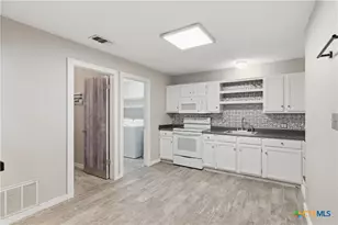 332 W Klein St, Seguin, TX 78155 - Photo 9