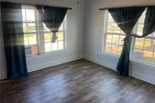 404 Nelson St, Yoakum, TX 77995 - Photo 5