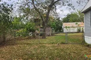 2105 E North St, Victoria, TX 77901 - Photo 9