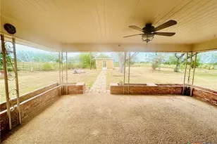 1040 S Hwy 80, Nixon, TX 78140 - Photo 29