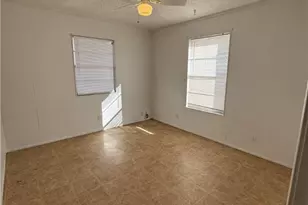 924 Pecan St, Seguin, TX 78155 - Photo 5