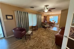 1019 E Gonzales St, Yoakum, TX 77995 - Photo 3