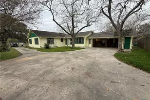 1019 E Gonzales St, Yoakum, TX 77995 - Photo 19