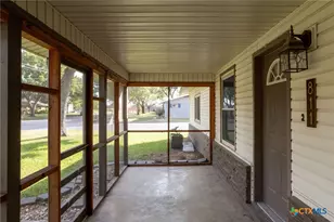 811 Nixon St, Lockhart, TX 78644 - Photo 5