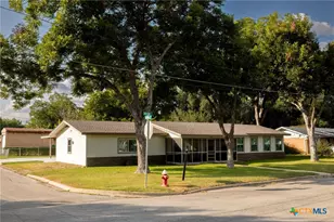 811 Nixon St, Lockhart, TX 78644 - Photo 3