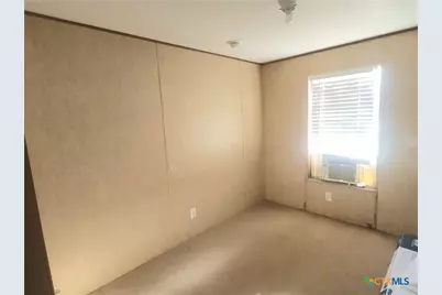 103 E Hickey Street, Yoakum, TX 77995 - Photo 9