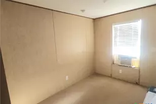 103 E Hickey St, Yoakum, TX 77995 - Photo 9