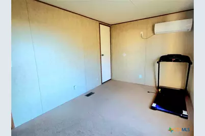 103 E Hickey Street, Yoakum, TX 77995 - Photo 7