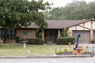 904 Carroll Dr, Yoakum, TX 77995 - Photo 1