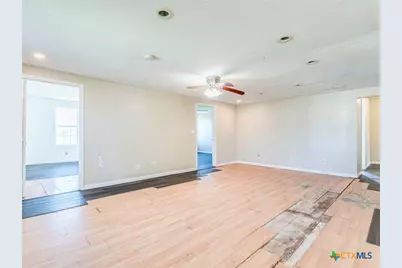 721 E Pine Street, Seguin, TX 78155 - Photo 7