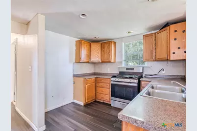 721 E Pine Street, Seguin, TX 78155 - Photo 11