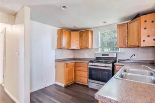 721 E Pine St, Seguin, TX 78155 - Photo 11